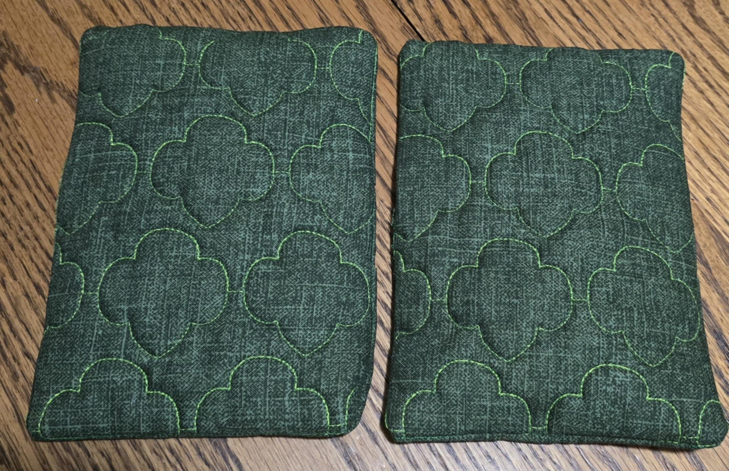 Trefoil Stipple ITH Rectangle Oven Mitt