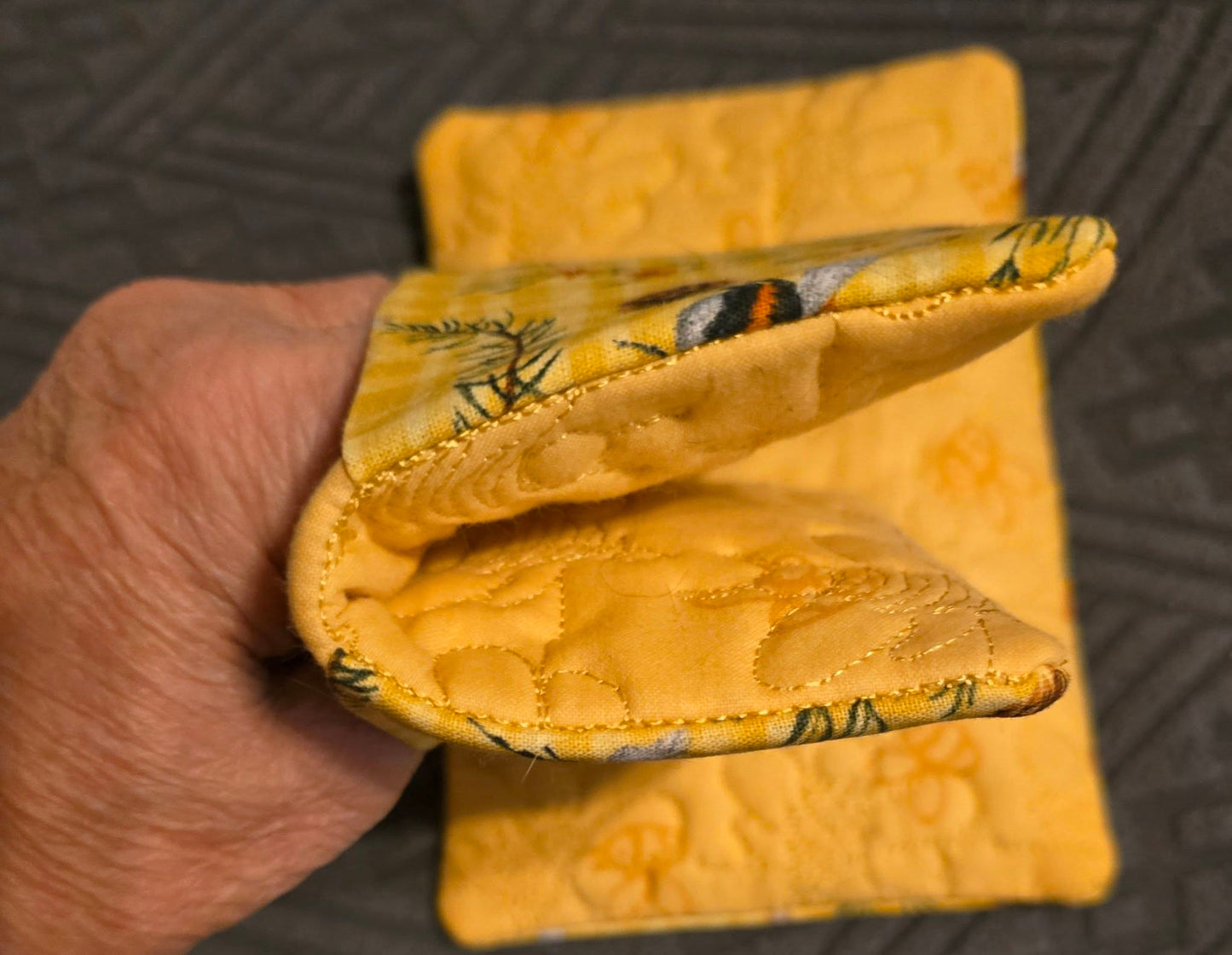 Bee ITH Rectangle Oven Mitt