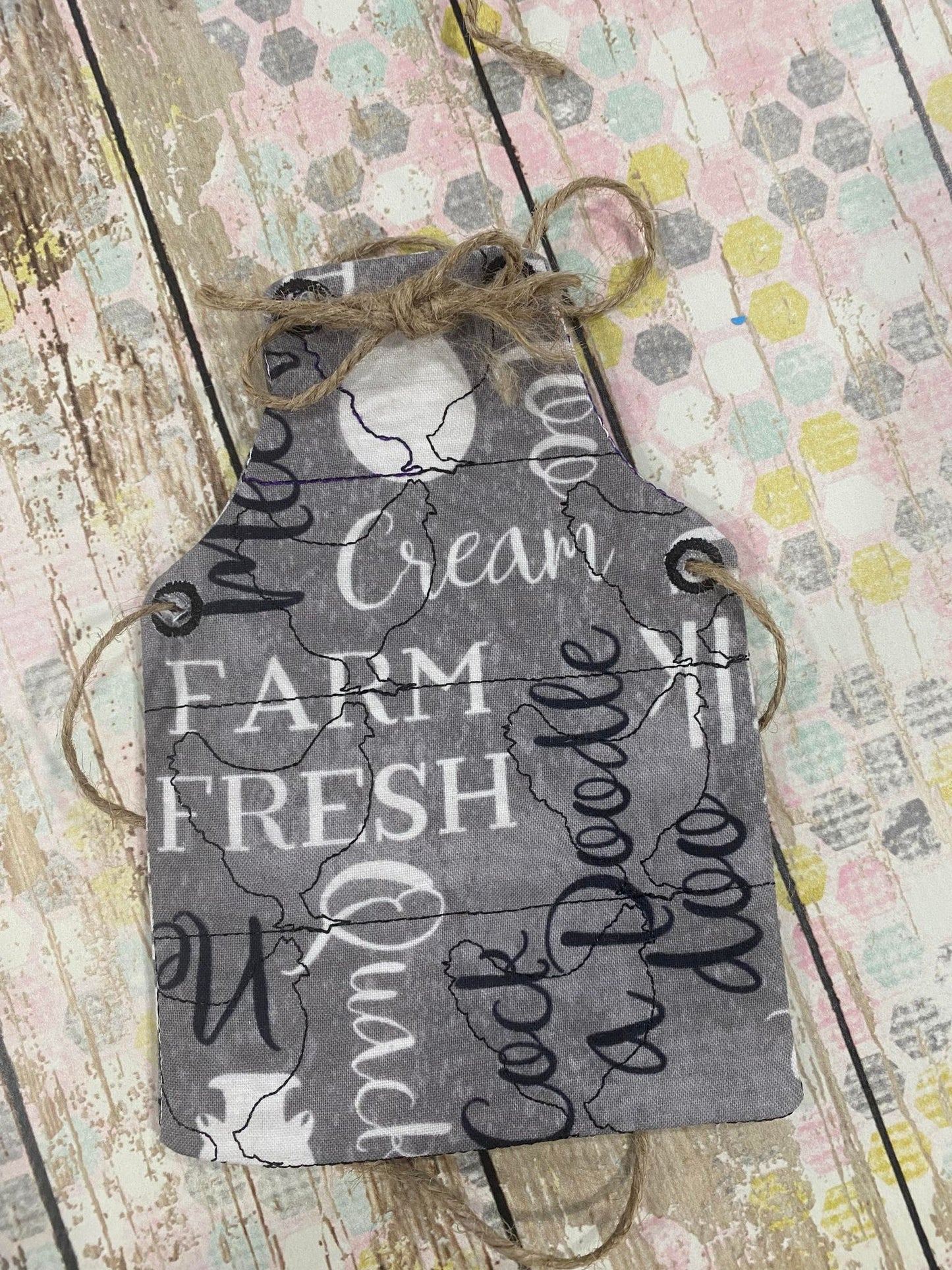 Chicken Stipple Soap Apron ITH design