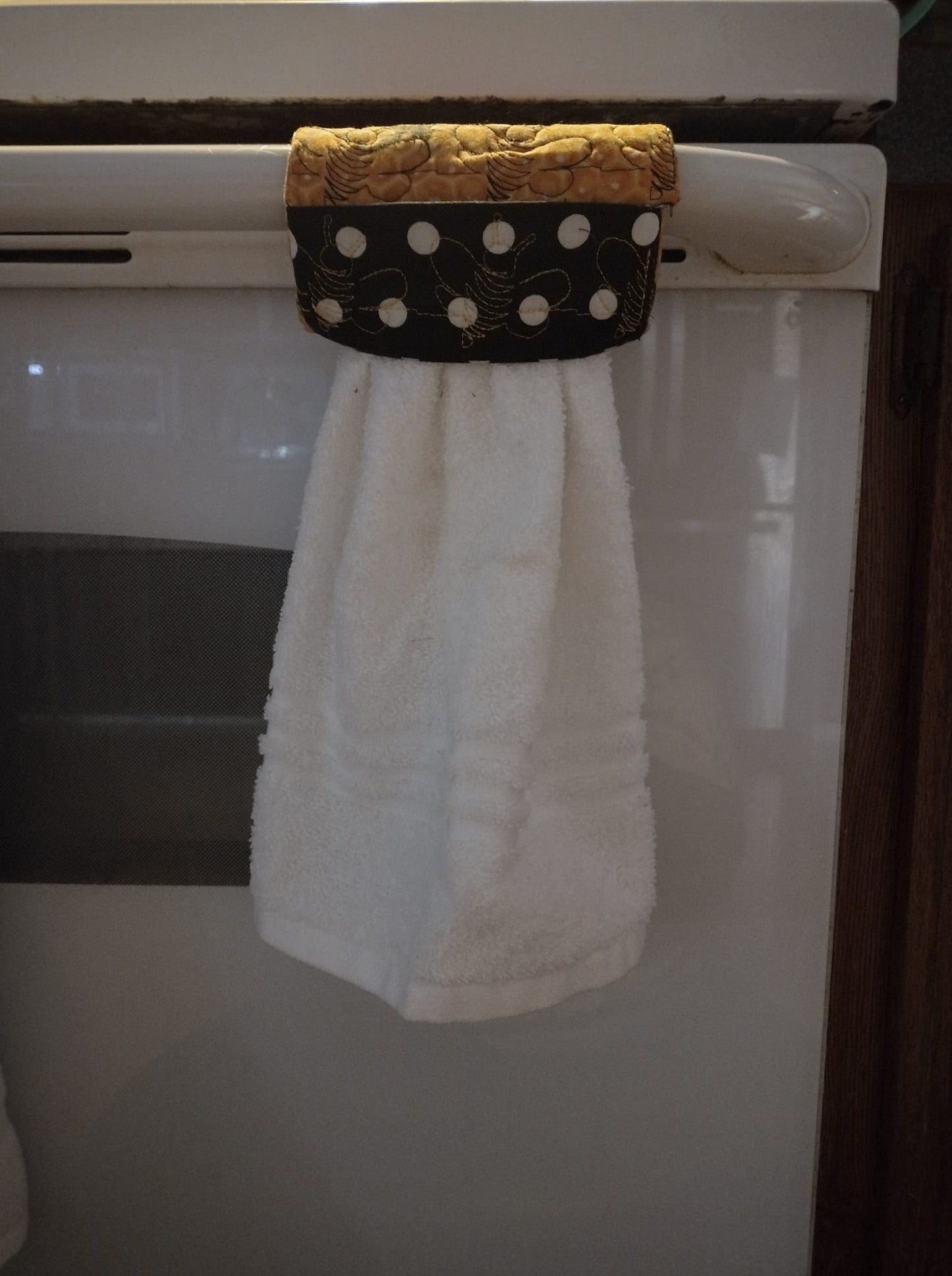 ITH Bumble Bee Stipple Towel Handle Topper